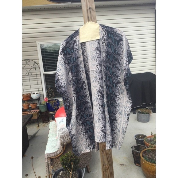 Angie womens open kimono top size large L cardigan grey white snake print boho - Picture 1 of 10